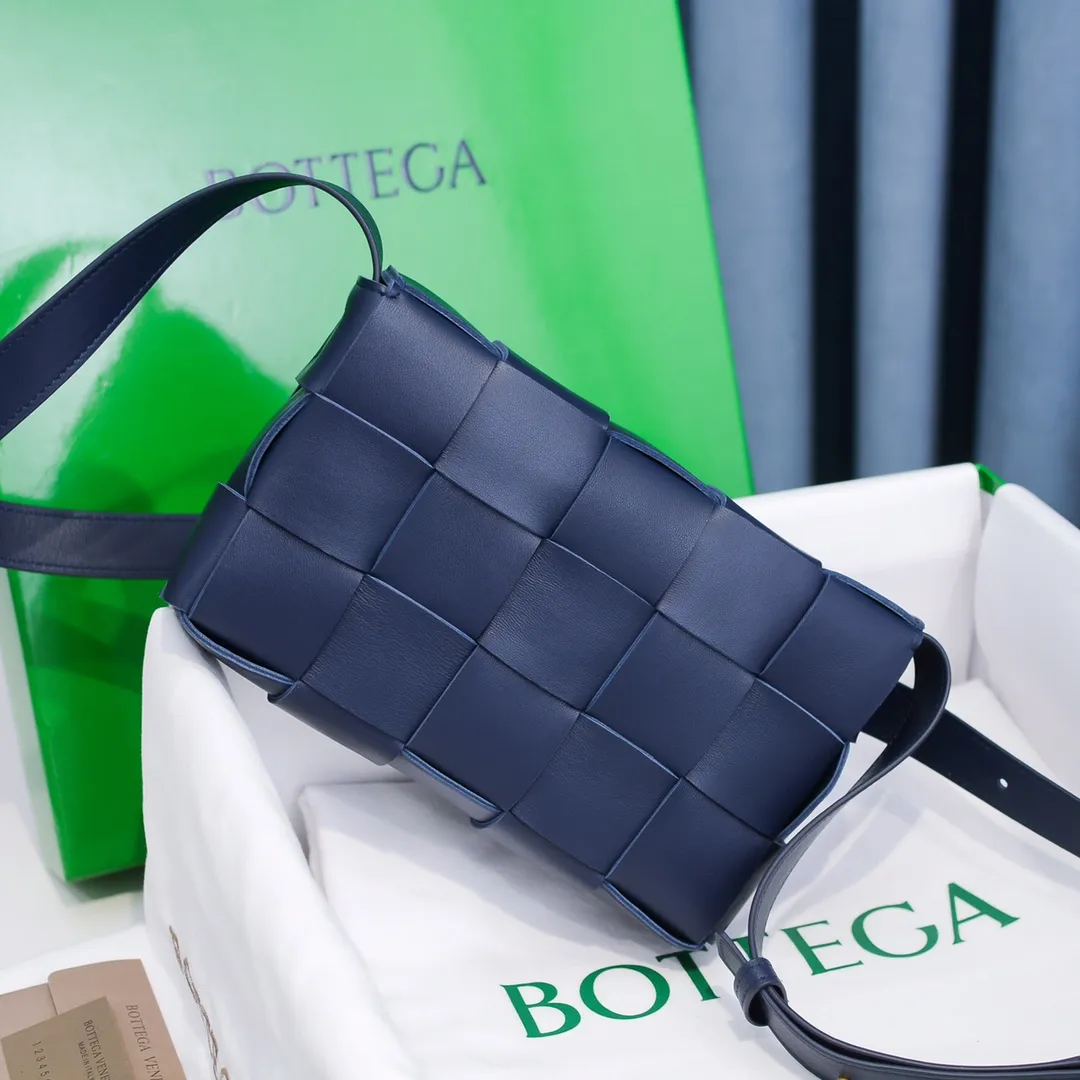 Cassette's trendy design is earth-shaking beauty. The handsome style with flamboyant personality has completely changed the dull style in the past. Beauty is a topic that women can never refuse. Walking on the streets of Milan, you can see her figure everywhere. It is called tofu bag, original sheepskin: the key point is that both men and women can control it, and has become a big celebrity in the fashion circle. Size 23*15*15 [6687]